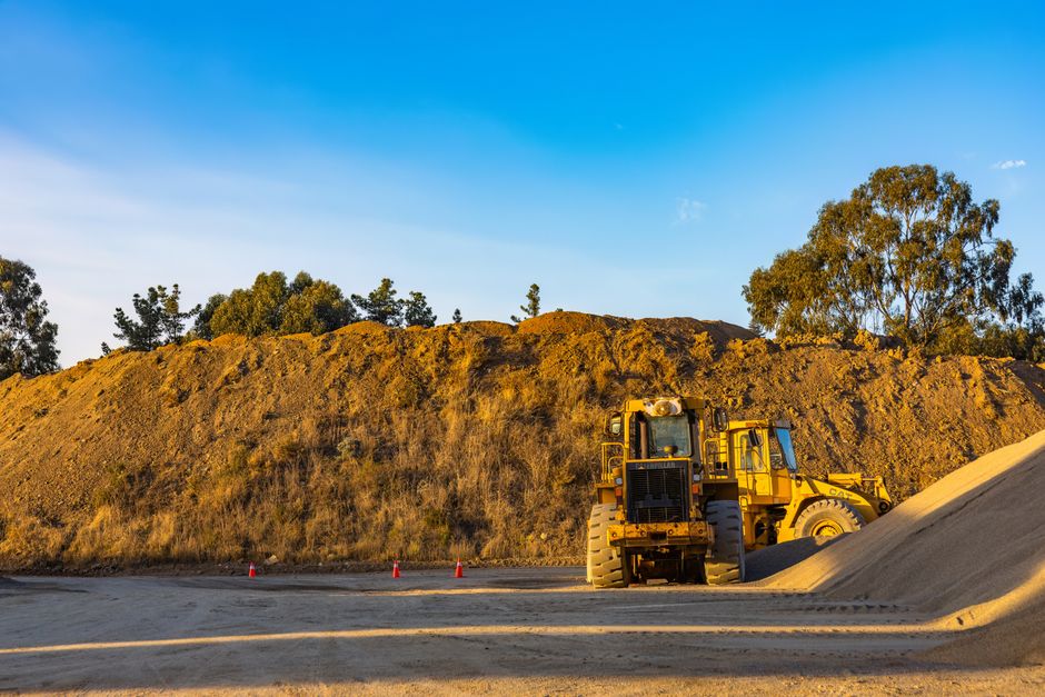 Travaux de earthmoving dirt pile