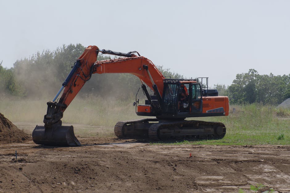 Travaux de excavator digging trench
