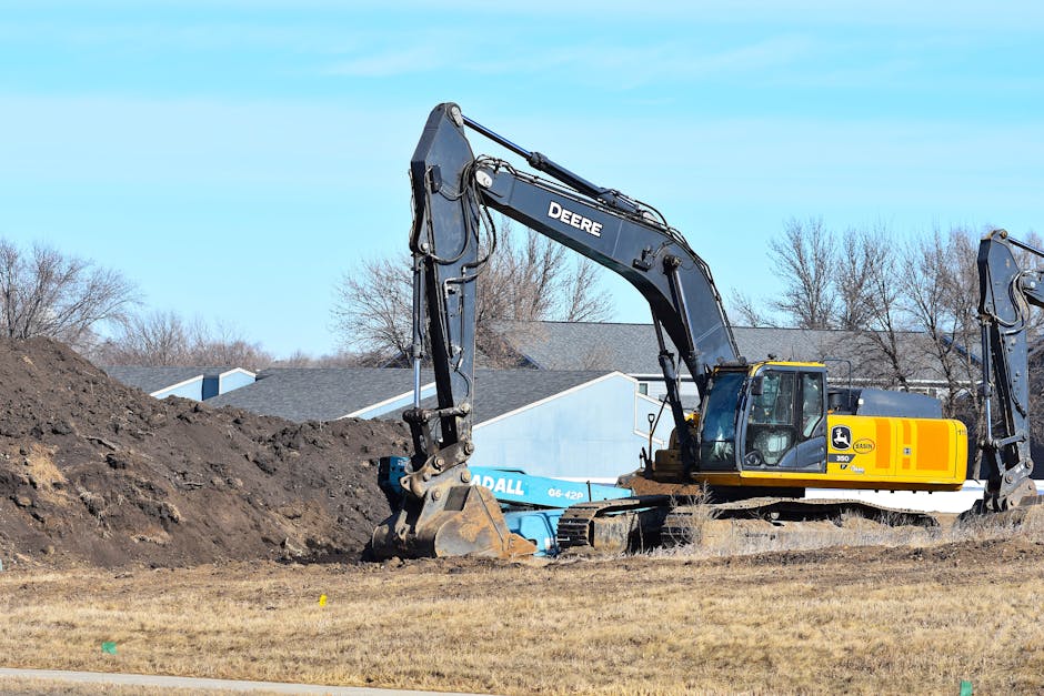 Travaux de excavator digging trench
