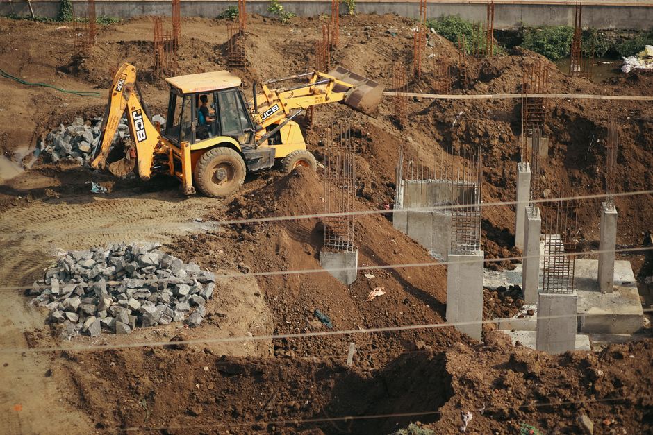 Travaux de digging foundation hole