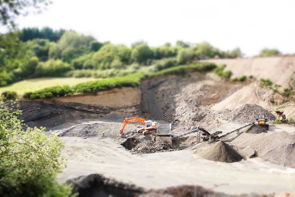 Travaux de soil filling excavator