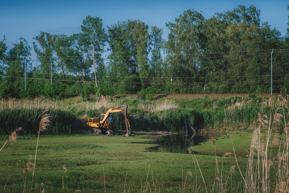 Travaux de excavator digging trench