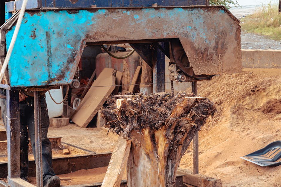Travaux de excavator digging trench