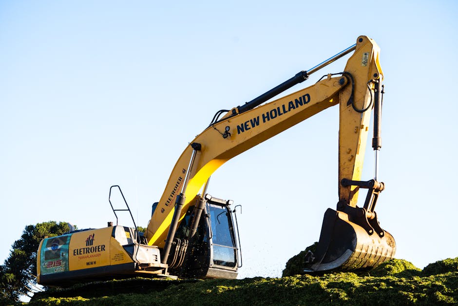Travaux de excavator digging trench