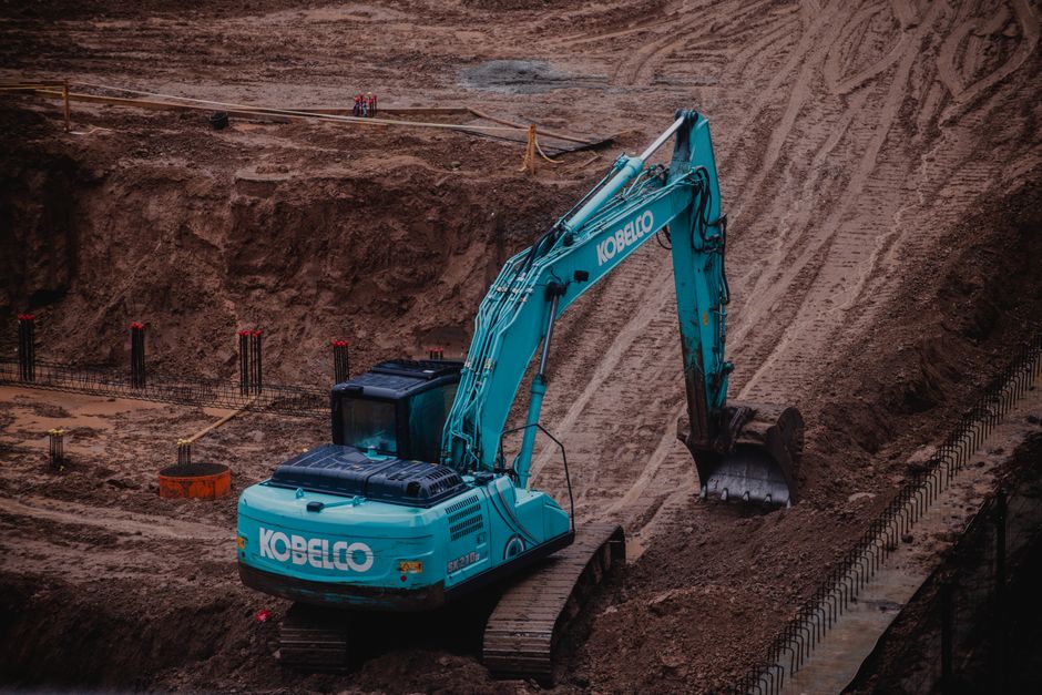 Travaux de excavator digging trench